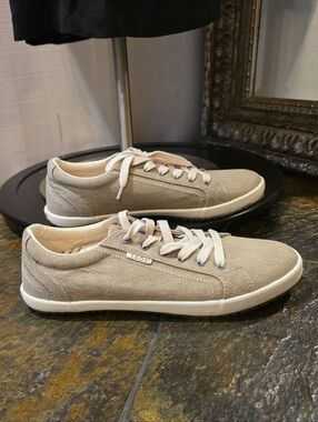 TAOS Star Canvas Sneakers in Oat Wash. *NWOB*. Sz 10